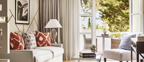 Phòng Suite Junior | Bộ đồ giường cao cấp, minibar, két bảo mật tại phòng, bàn