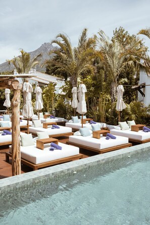 5 outdoor pools, open 10:00 AM to 7:00 PM, pool umbrellas, sun loungers - Puente Romano Marbella (Marbella)