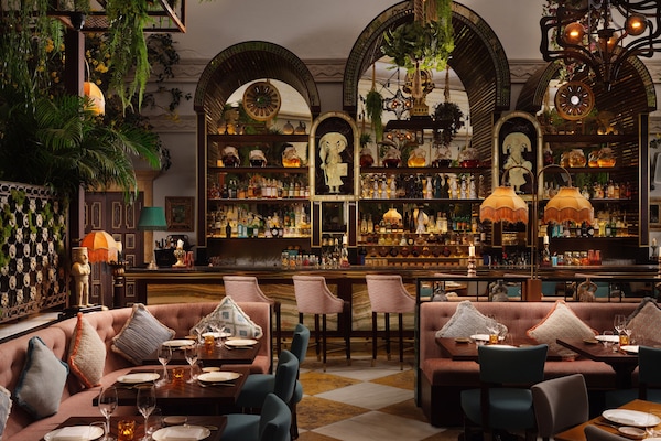 20 restaurants; lunch and dinner served