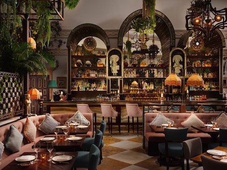 20 restaurantes; se sirve almuerzo y cena; cocina japonesa. Puente Romano Marbella