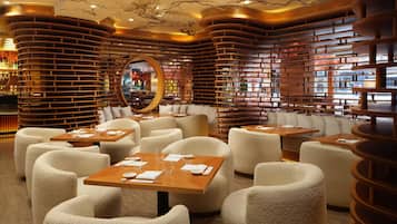 20 restaurantes; se sirve almuerzo y cena; cocina japonesa