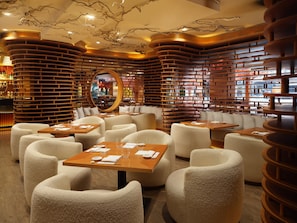 20 restaurants, lunch, dinner served; Japanese cuisine