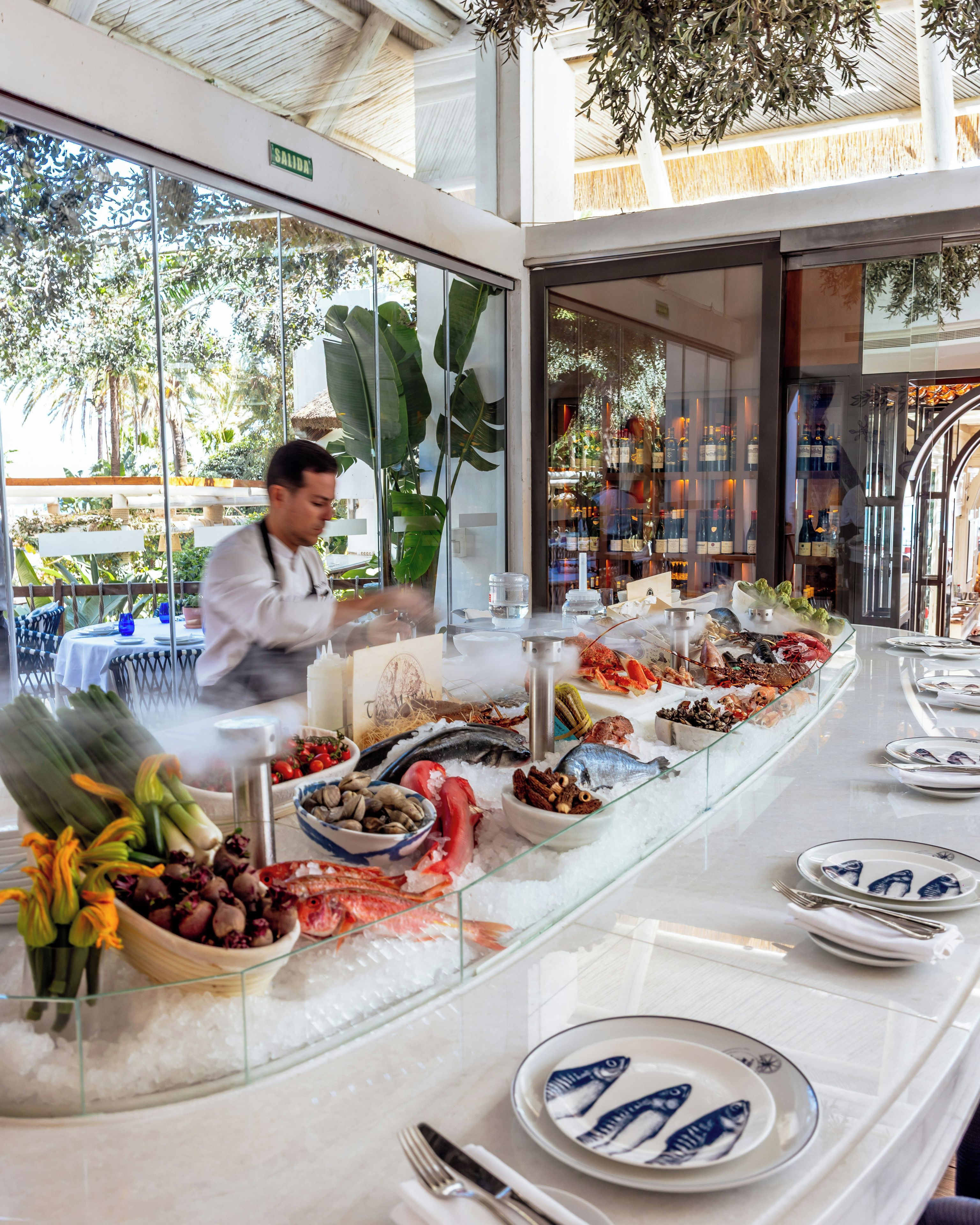Ein Buffet mit Meeresfrüchten, Früchten und Gemüse.