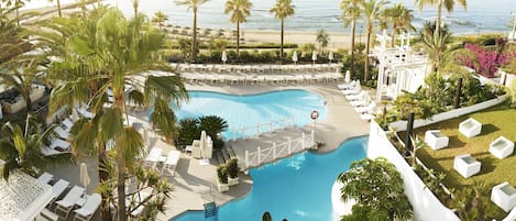 5 個室外泳池;10:00 至 19:00 開放;泳池傘、躺椅