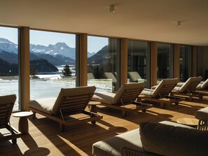 ساونا، حوض استحمام ساخن، غرفة بخار، علاجات للجسم