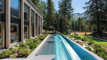 Una piscina cubierta
