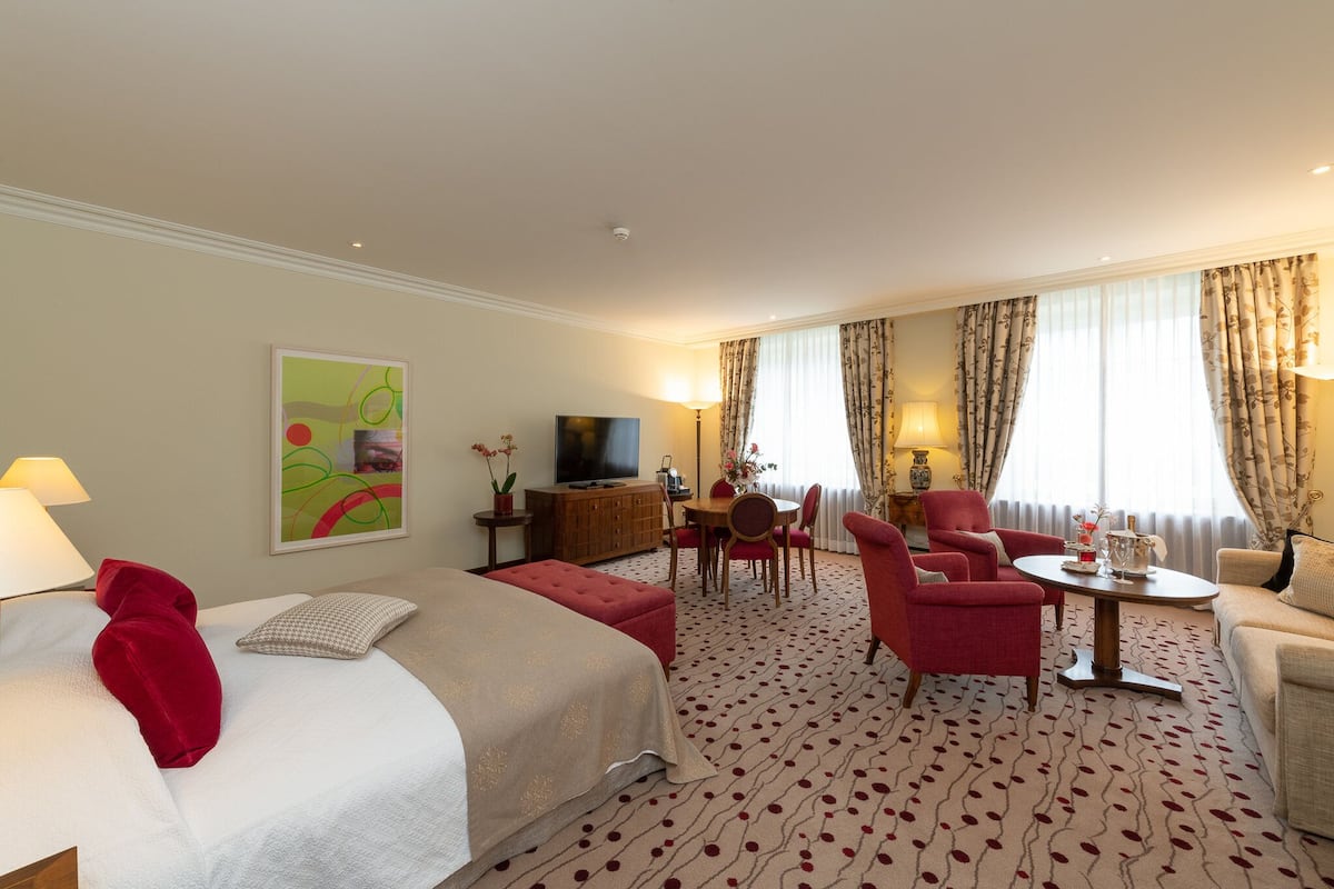 Suite junior (Deluxe) | Ropa de cama de alta calidad, edredón y minibar