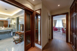 高档床上用品、羽绒被、迷你吧、客房内保险箱