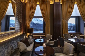 3 bars/lounges