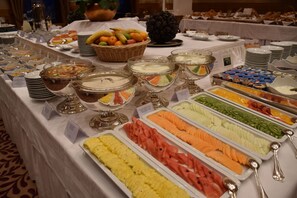 بوفيه فطور مجانًا يوميًا