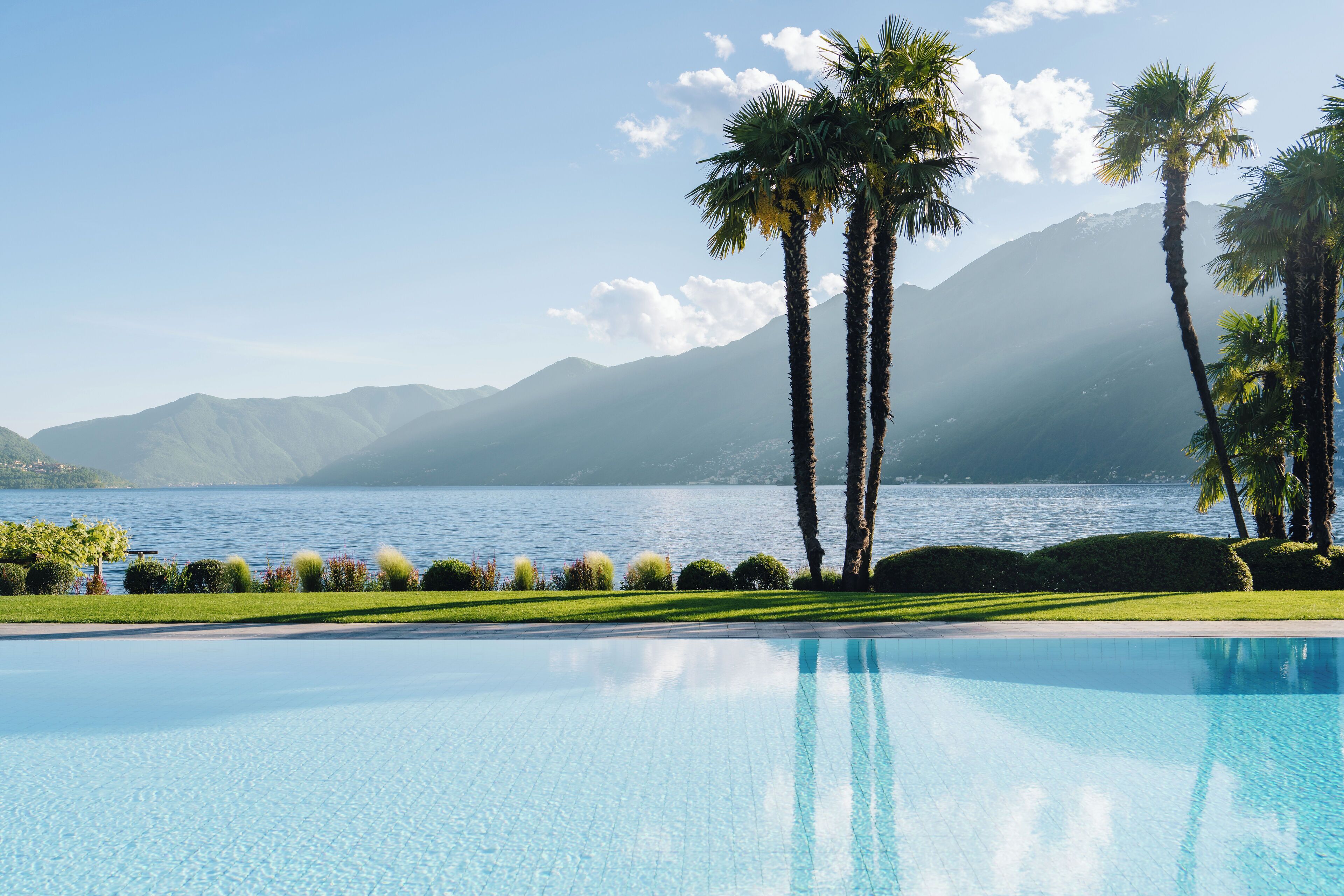 Innenpool, Außenpool, Sonnenschirme, Liegestühle