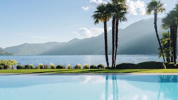 Innenpool, Außenpool, Sonnenschirme, Liegestühle