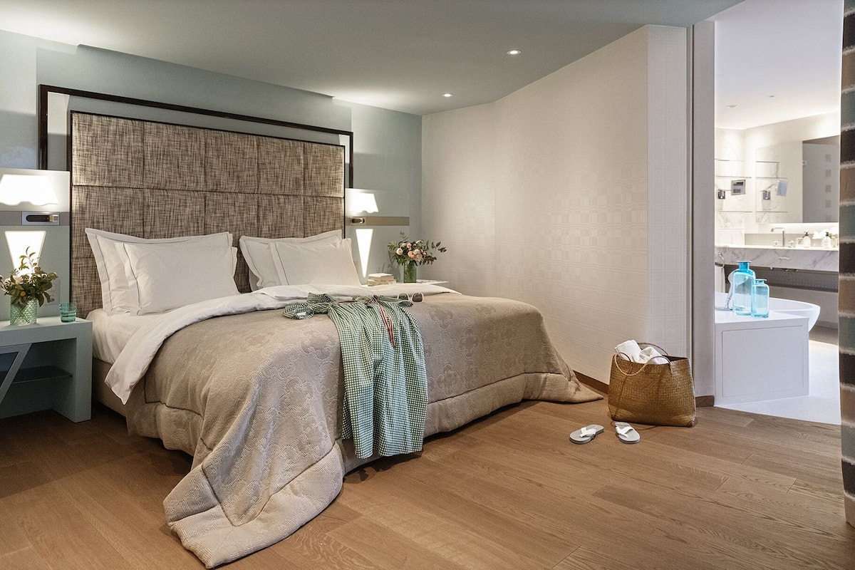 superior suite, lake view | 1 bedroom, premium bedding, down duvets, minibar