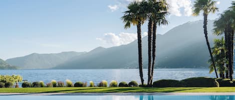 Piscina interna, piscina externa, guarda-sóis, espreguiçadeiras