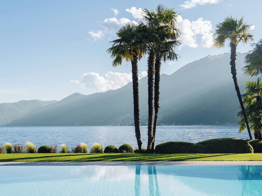 Piscina interna, piscina externa, guarda-sóis, espreguiçadeiras