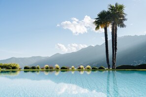 Indoor pool, outdoor pool, pool umbrellas, sun loungers - Hotel Eden Roc (Ascona)