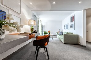 Deluxe-Suite, Seeblick | 1 Schlafzimmer, hochwertige Bettwaren, Daunenbettdecken, Minibar