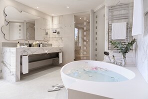 Junior-Suite, Bergblick | Badezimmer | Umweltfreundliche Kosmetikartikel, Haartrockner, Bademäntel, Hausschuhe