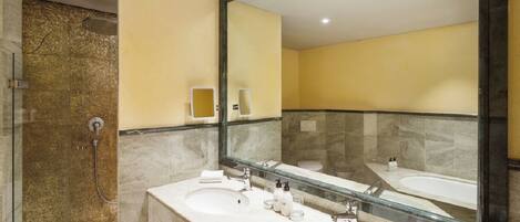 Un baño moderno con dos lavamanos, un espejo grande y zona de ducha.