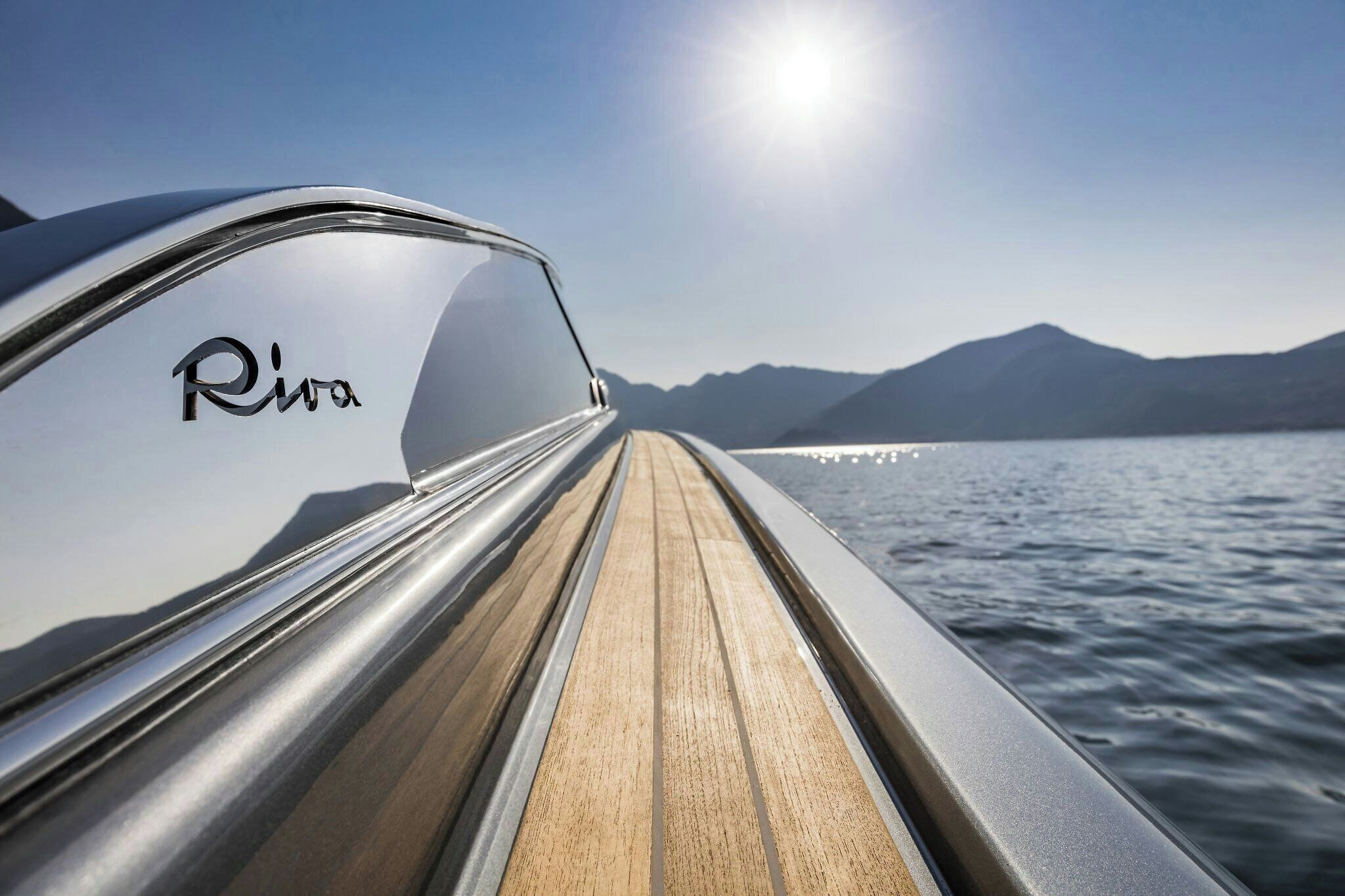 Un barco con cubierta de madera y la palabra 'Riva' en el costado.