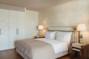 Ropa de cama de alta calidad, cubrecamas y minibar