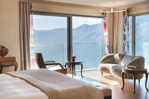 Premium bedding, down comforters, minibar, in-room safe