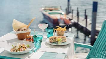 4 restaurants; ze serveren er ontbijt, lunch, diner en brunch