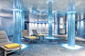 Couples treatment room(s), sauna, hot tub, steam room