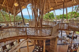 4 restaurants; breakfast, lunch, and dinner served