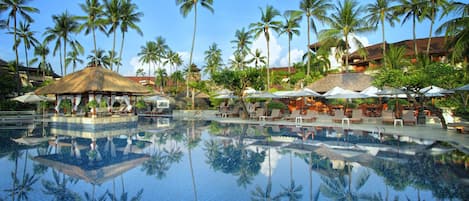 3 piscines extérieures, parasols de plage, chaises longues