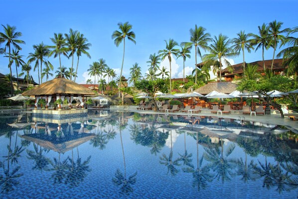 3 piscines extérieures, parasols de plage, chaises longues