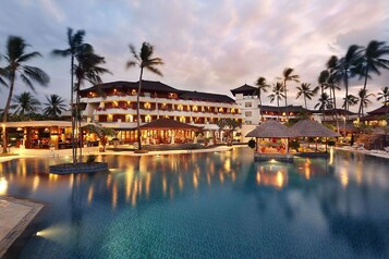 3 outdoor pools, pool umbrellas, sun loungers