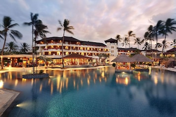 3 outdoor pools, pool umbrellas, sun loungers