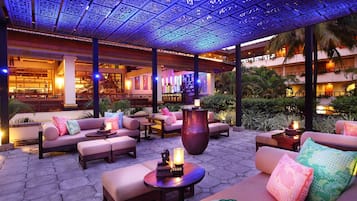 3 bars/lounges, swim-up bar, poolside bar