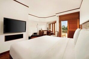 Family Room with 1 king-size bed and 1 single bed | Premium bedding, minibar, in-room safe, individually decorated