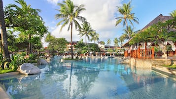 3 kolam renang outdoor, dengan payung kolam renang dan kursi berjemur