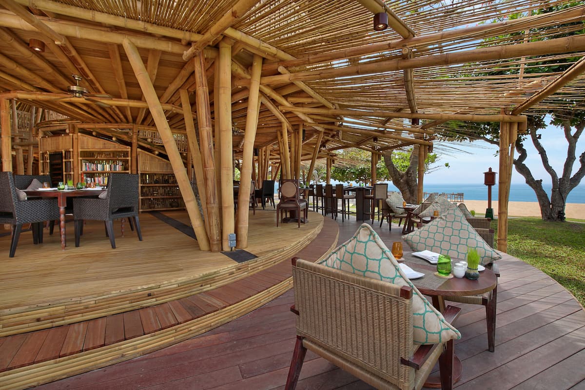 4 restaurants, breakfast, lunch, dinner served; international cuisine