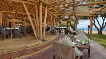4 restaurantes; se sirven desayunos, almuerzos y cocina internacional