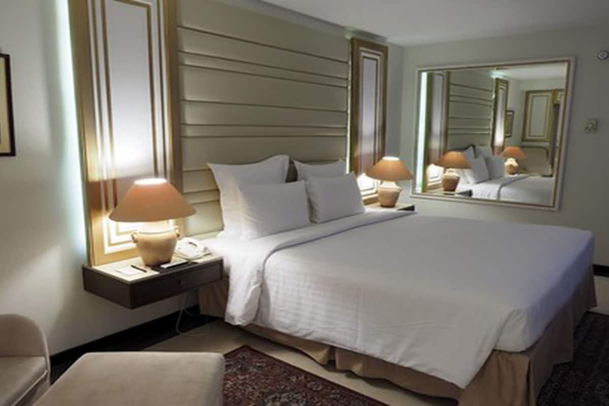 executive suite, 1 bedroom, club lounge access | minibar, in-room safe, desk, blackout curtains