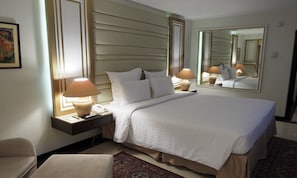 Executive Suite, 1 Bedroom, Business Lounge Access | Minibar, in-room safe, desk, blackout drapes