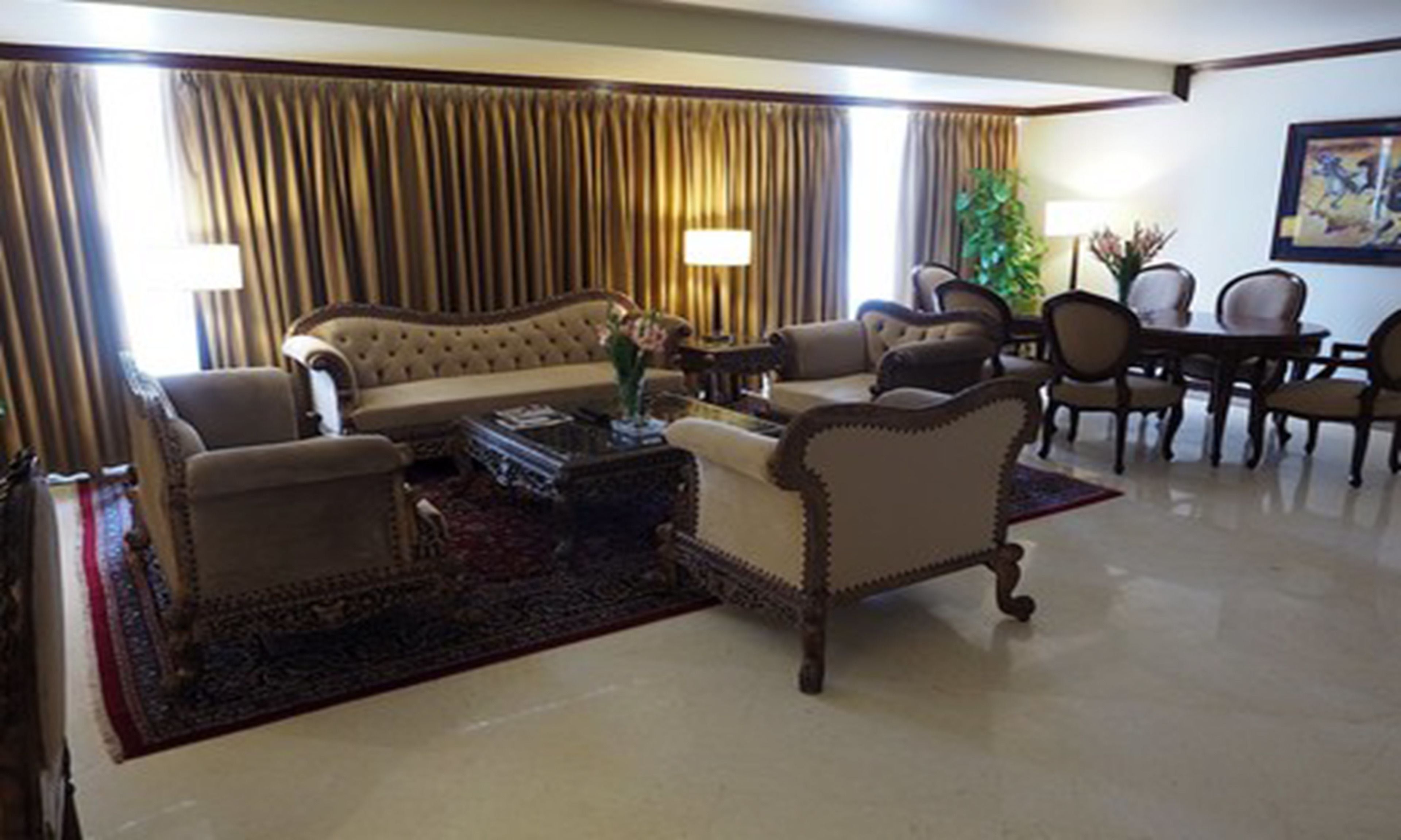 deluxe suite, 1 king bed, club lounge access | minibar, in-room safe, desk, blackout curtains