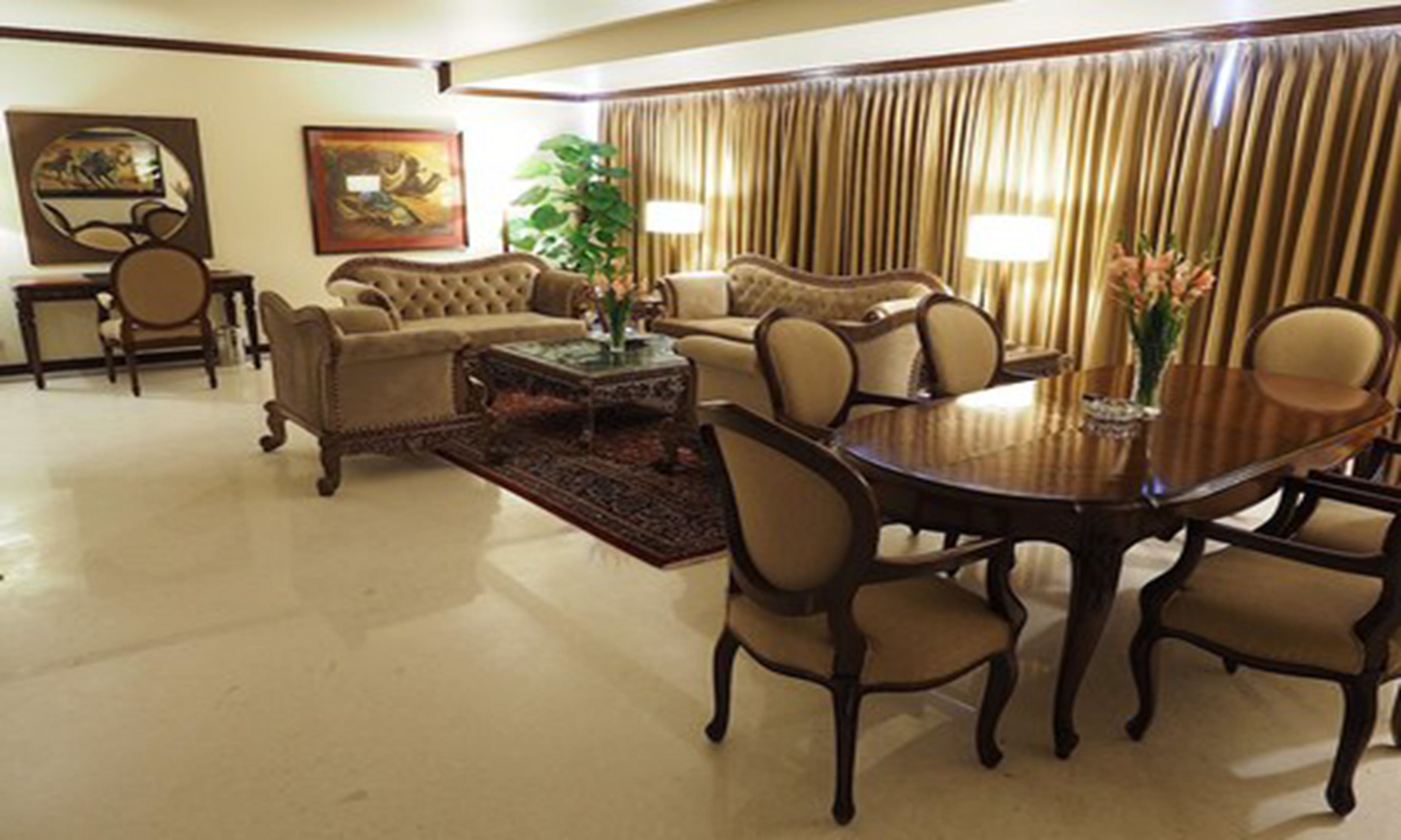 executive suite, 1 bedroom, club lounge access | living area | 42-inch lcd tv with cable channels, tv