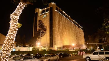 Majoituspaikan julkisivu illalla/yöllä