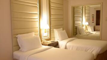 Minibar, Zimmersafe, Schreibtisch, Verdunkelungsvorhänge