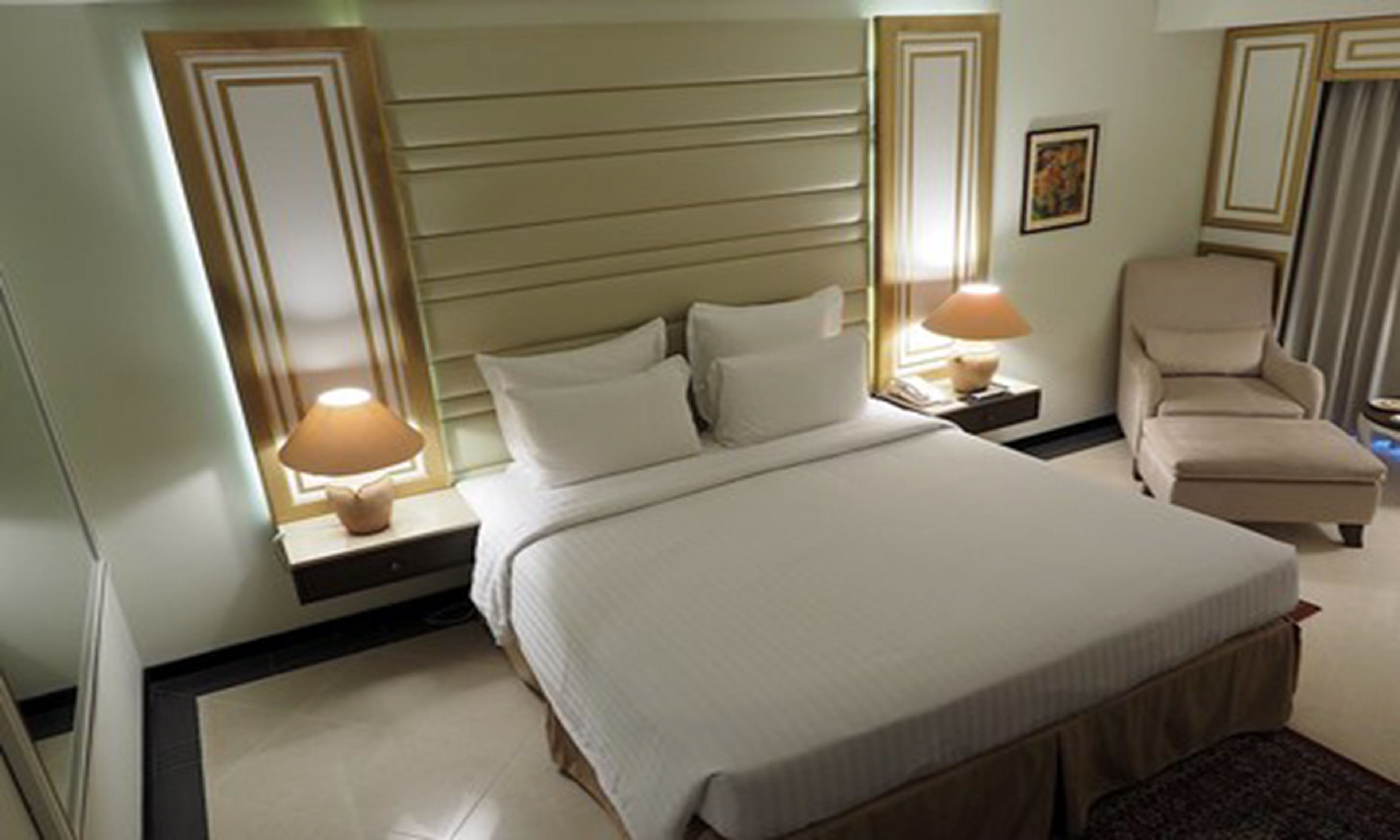 executive suite, 1 bedroom, club lounge access | minibar, in-room safe, desk, blackout curtains