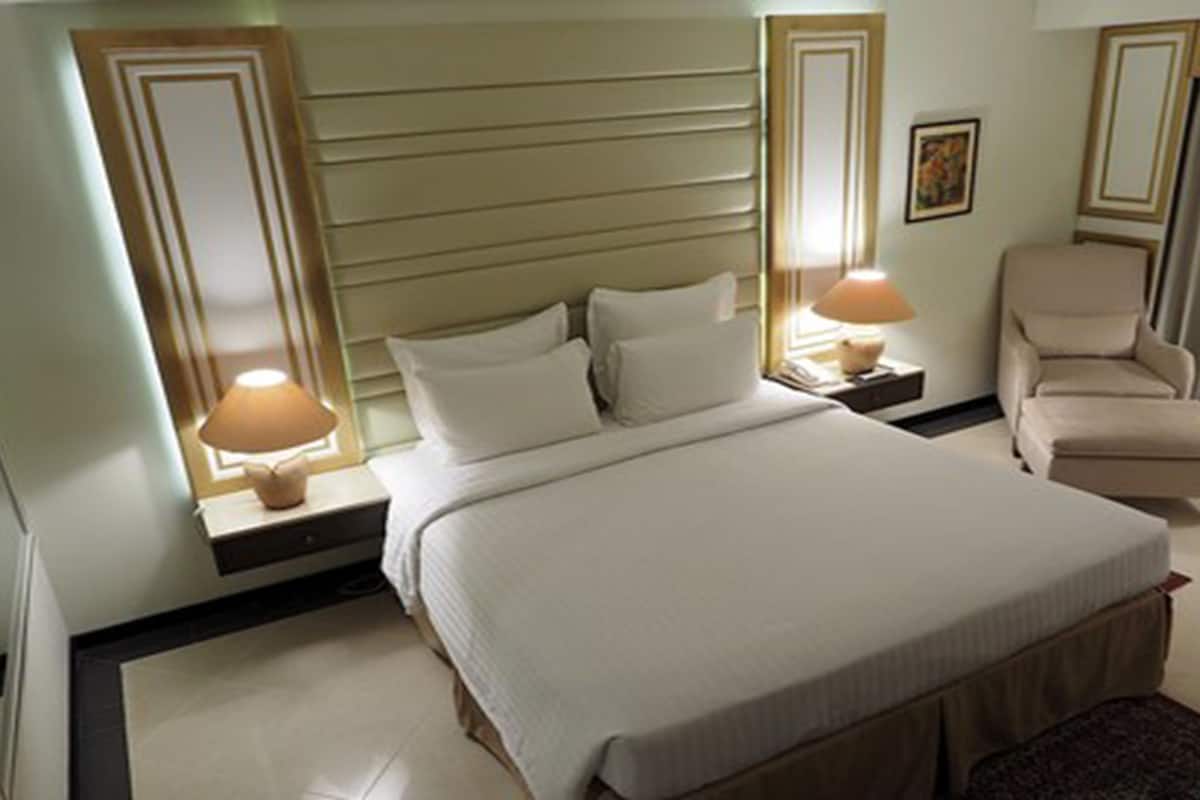 executive suite, 1 bedroom, club lounge access | minibar, in-room safe, desk, blackout curtains