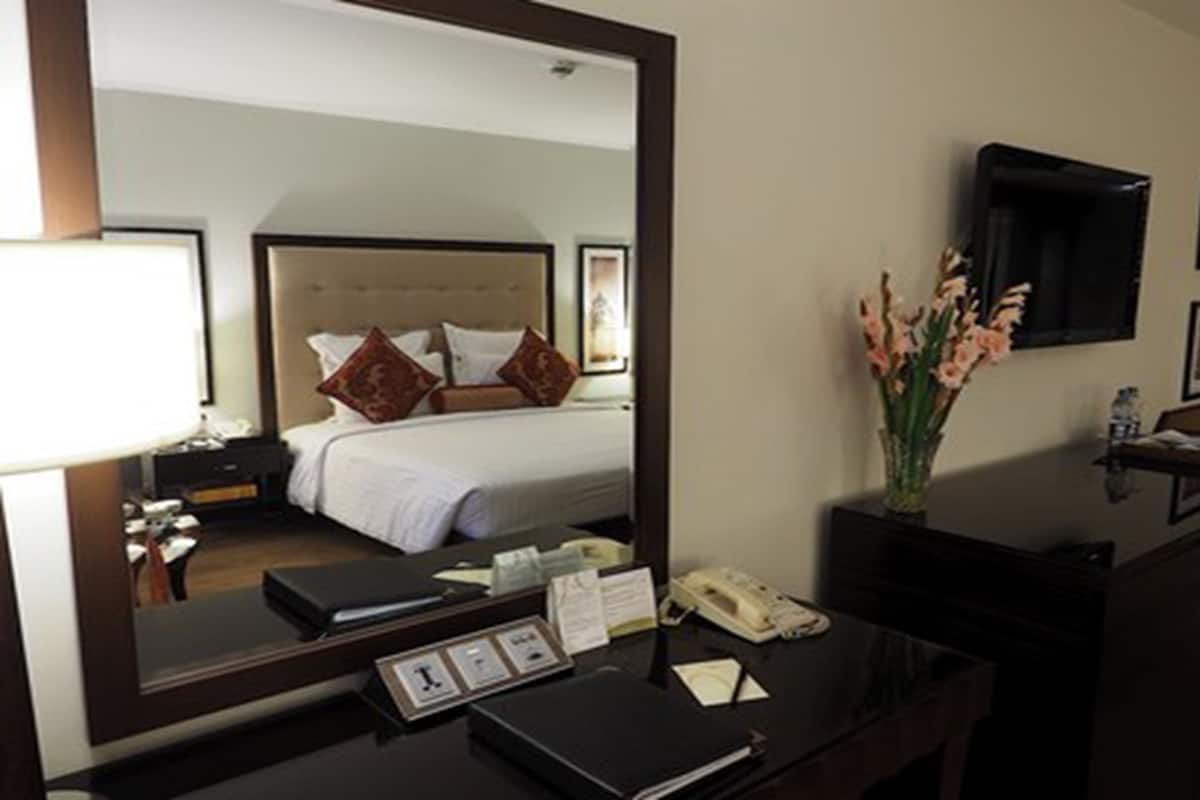 Minibar, coffres-forts dans les chambres, bureau, rideaux occultants