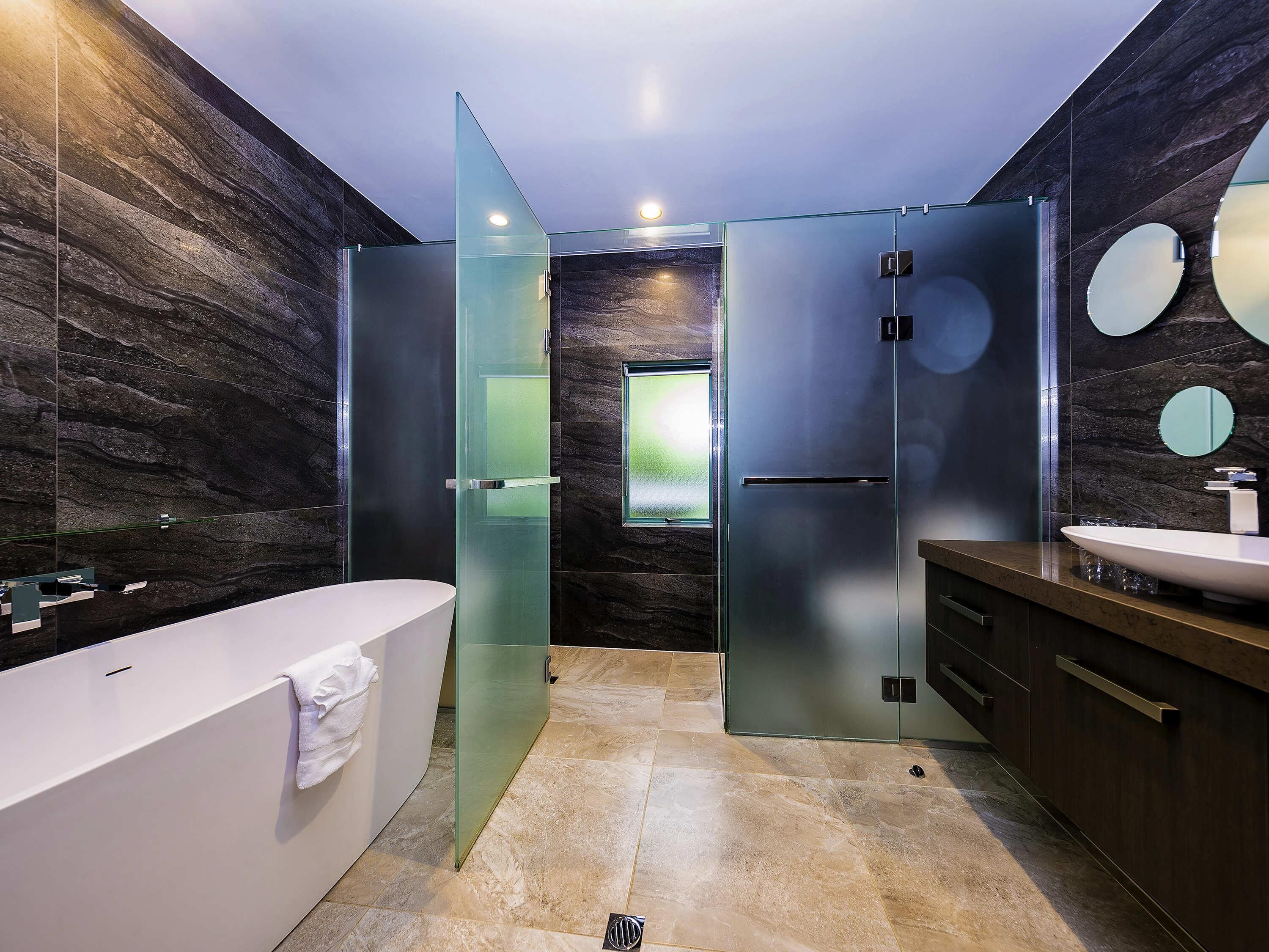 chalet, 1 king bed (rimu) | 1 bedroom, in-room safe, desk, iron/ironing board