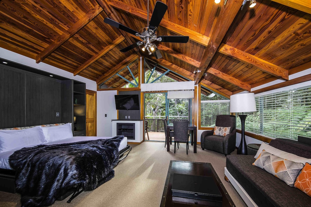 Chalet, 1 Queen Bed (Kauri) | In-room safe, desk, iron/ironing board, free cots/infant beds