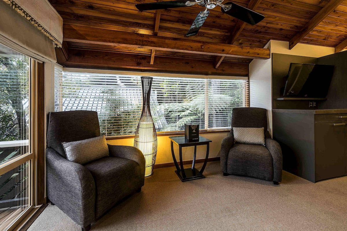 Room, 1 King Bed (Tawa Treehut)